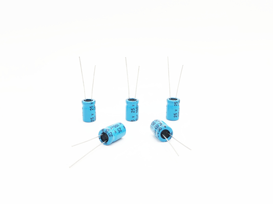 El BI del condensador del amperio del coche de NP 100UF25V polarizó el condensador electrolítico de aluminio