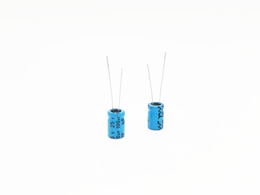 El BI del condensador del amperio del coche de NP 100UF25V polarizó el condensador electrolítico de aluminio