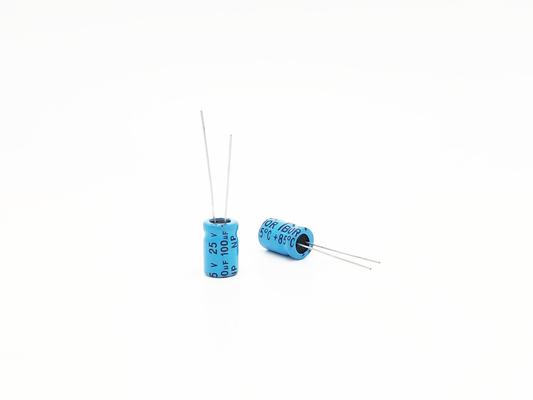El BI del condensador del amperio del coche de NP 100UF25V polarizó el condensador electrolítico de aluminio