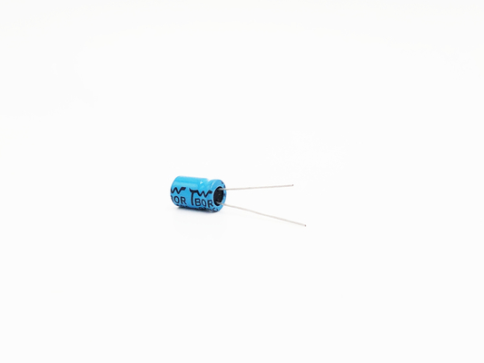 El BI del condensador del amperio del coche de NP 100UF25V polarizó el condensador electrolítico de aluminio