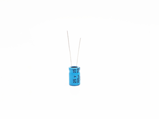 El BI del condensador del amperio del coche de NP 100UF25V polarizó el condensador electrolítico de aluminio