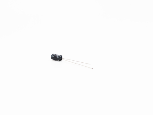 2000 horas cargan el tipo radial condensador 4.7UF 50V 5x11m m de la ventaja de la vida