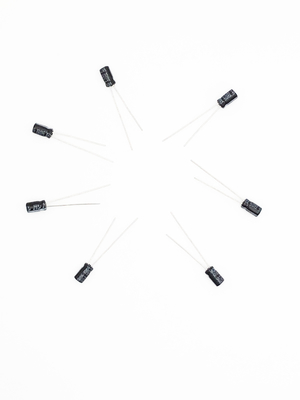 2000 horas cargan el tipo radial condensador 4.7UF 50V 5x11m m de la ventaja de la vida