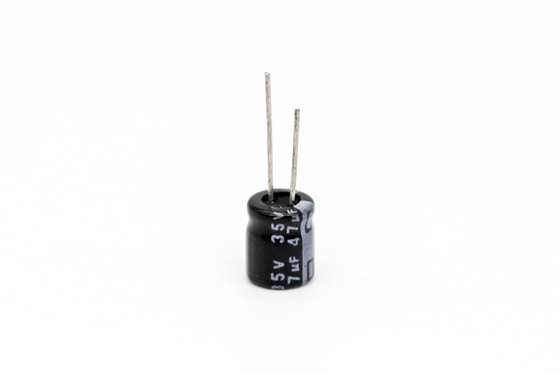 miniatura ancha 6.3x7m m de la cena del condensador electrolítico de la parte radial de la temperatura 105C