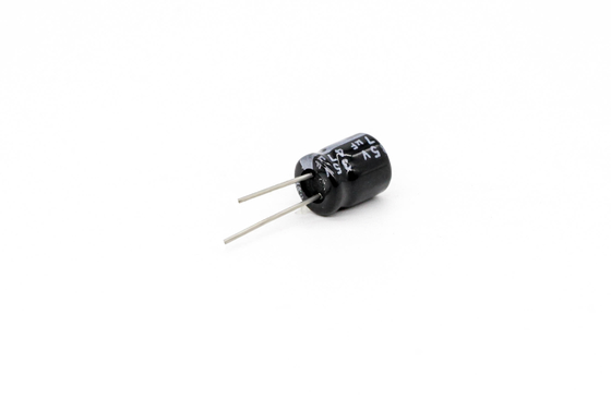 Condensador ancho negro 25v 47uf de la miniatura de la temperatura 5x7m m
