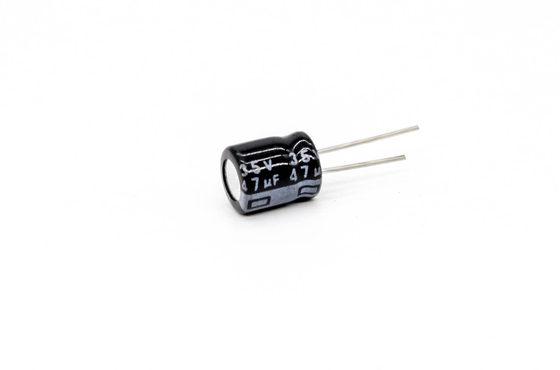Condensador ancho negro 25v 47uf de la miniatura de la temperatura 5x7m m